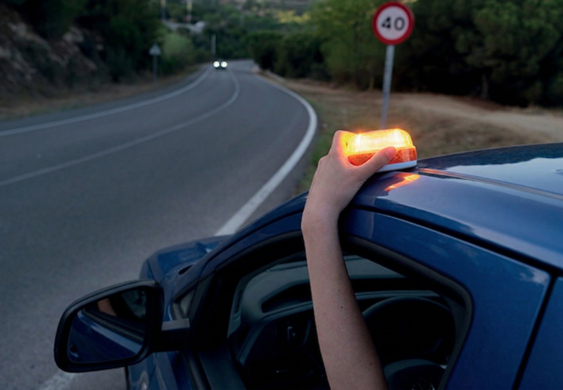 imagen de coche con la nueva señal de tráfico baliza v-16
