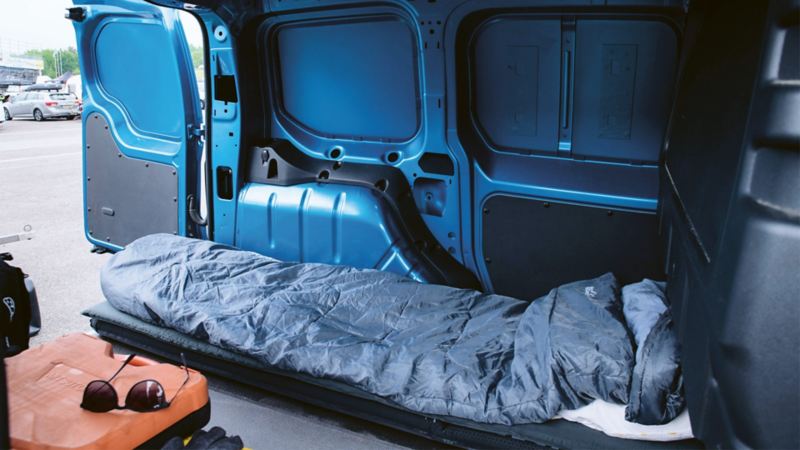 Övernattning i sovsäck i en VW Caddy Cargo