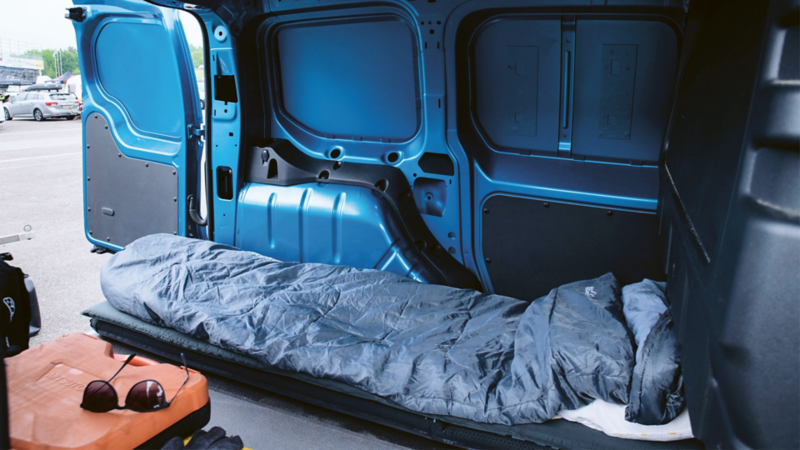Övernattning i sovsäck i en VW Caddy Cargo