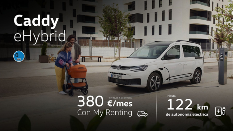 Vista lateral y medio frontal del nuevo Caddy eHybrid blanco junto a una pareja con un carrito de bebé