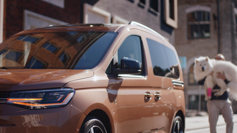 VW Caddy personbil i närbild