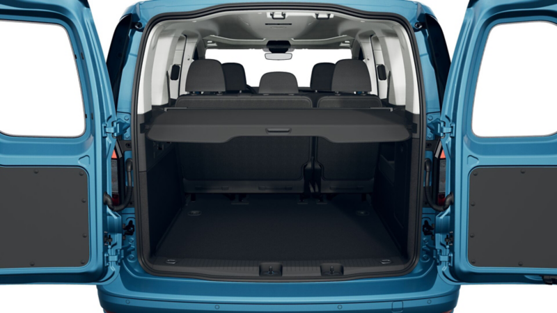 Un Volkswagen Caddy avec portes battantes ouvertes en cours de chargement.
