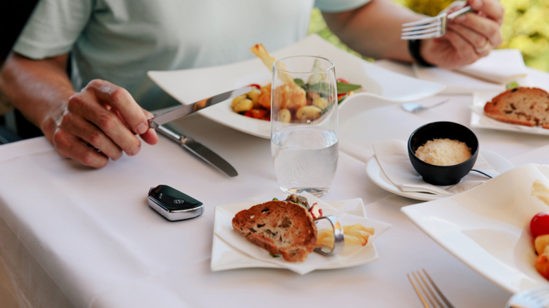 Mittagessen ist auf dem Tisch und daneben liegt ein Autoschlüssel zum Caddy