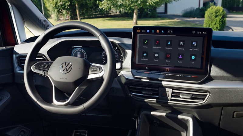 Blick ins Caddy-Cockpit mit Lenkrad, Digital Cockpit Pro und zentralem Touchdisplay. 