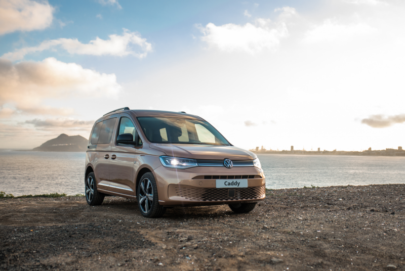 Primer plano del VW Caddy en una playa.