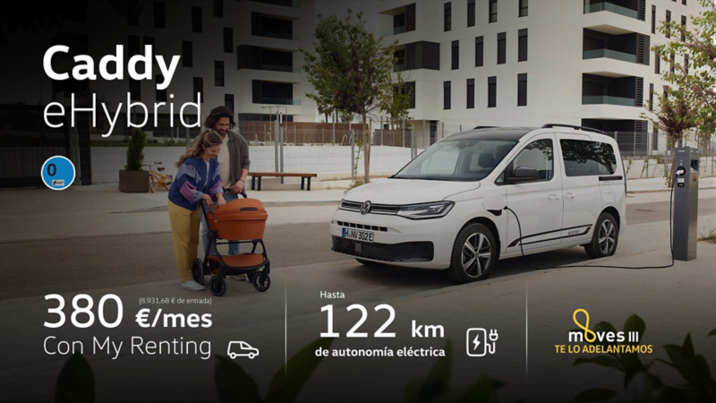 Vista lateral y medio frontal del nuevo Caddy eHybrid blanco junto a una pareja con un carrito de bebé