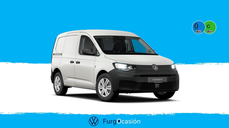 Una Caddy Cargo de ocasión blanca de Volkswagen con el rótulo de Furgocasión sobre un fondo en tonos azules con las etiquetas de la DGT