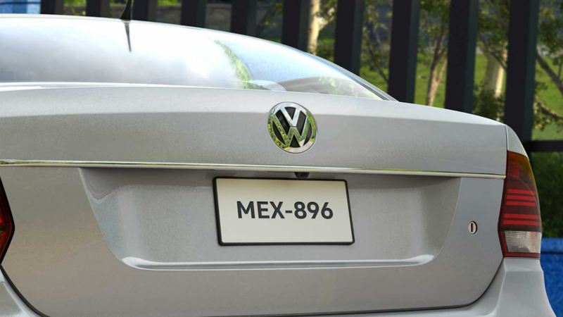 Vento 2022, versión Join, color gris - Vista de cajuela con logo VW en medio. 