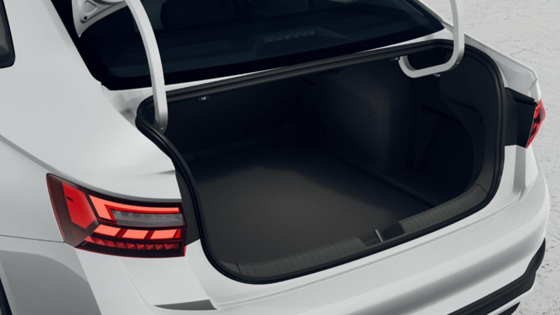 Cajuela abierta de Volkswagen Jetta blanco vista desde la parte trasera.