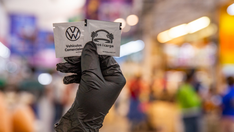 Calcomanía que certifica la sanitización realizada por Volkswagen en vehículos comerciales
