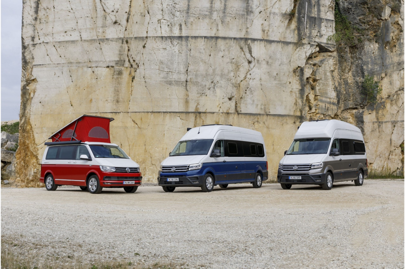 Kampery Volkswagen przed skalną ścianą