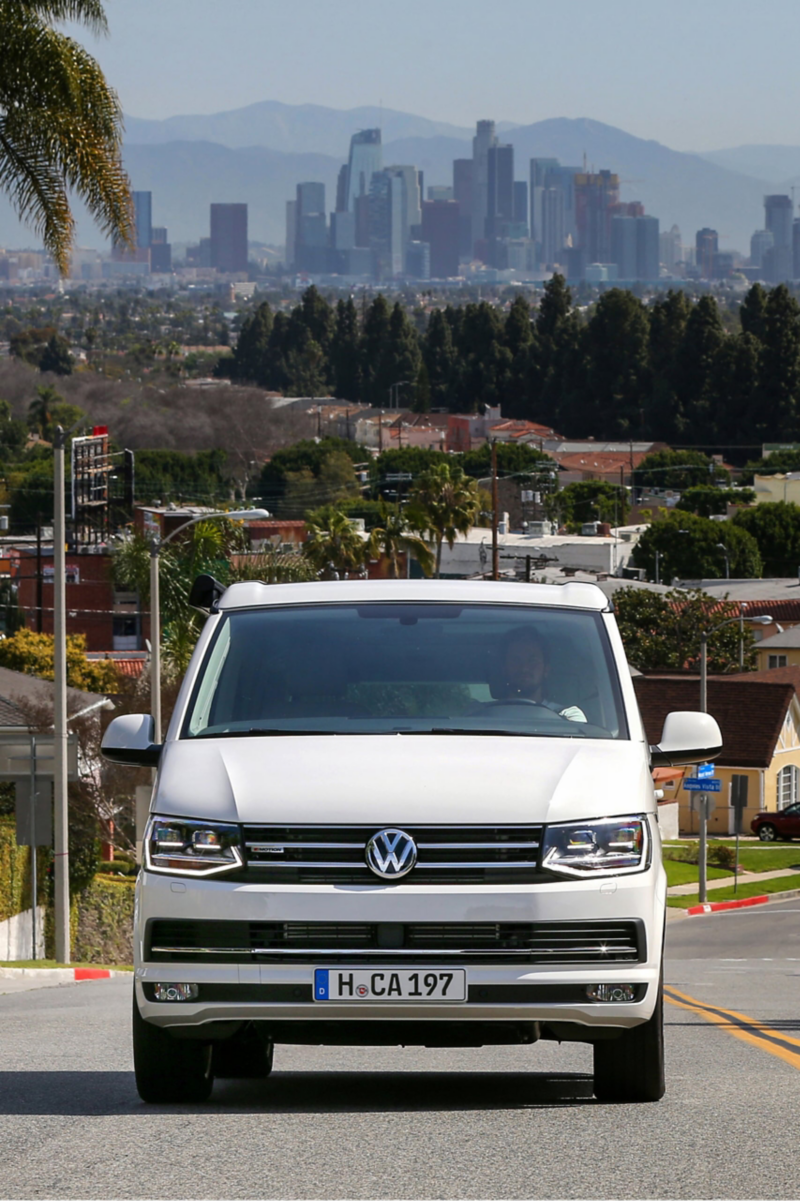 En Volkswagen California kører på en vej i Californien.