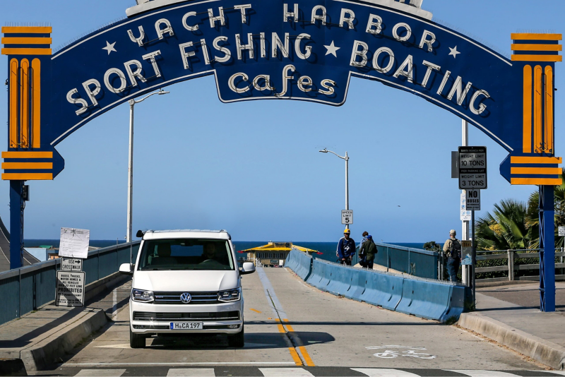 En Volkswagen California kører på motorvejen i Californien.