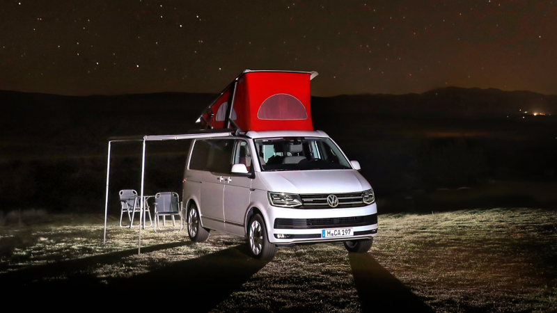 California steht in der Nach auf dem Feld mit der Camping-Ausrüstung aufgestellt