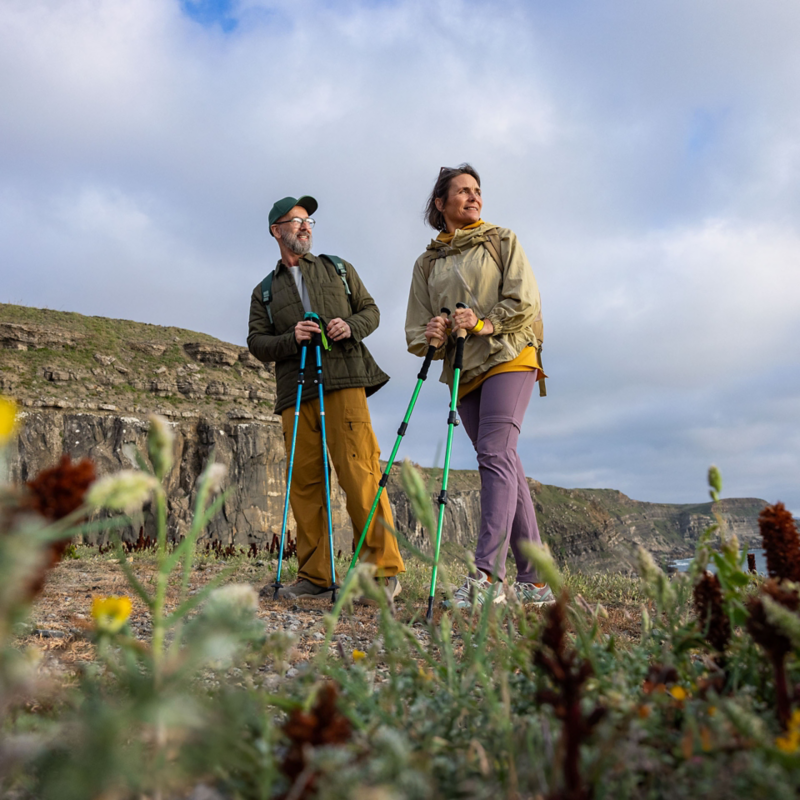 Två personer vandrar i fjällen