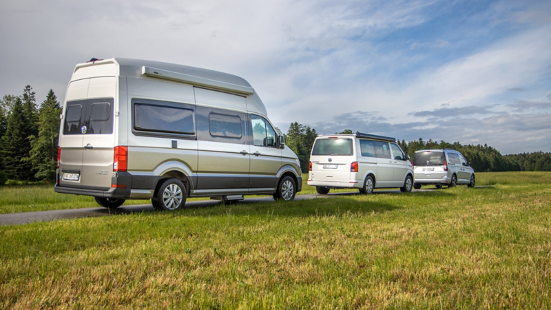 Caddy California, Grand California et California 6.1 sont garés l'un derrière l'autre sur un chemin de terre.