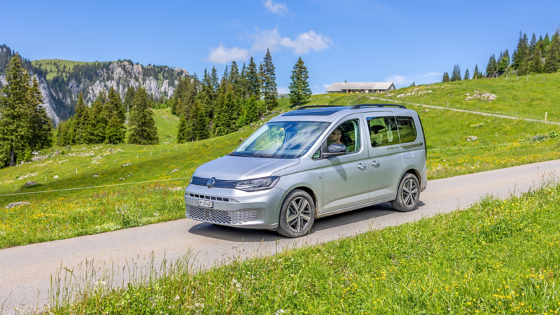 Caddy Calfornia conduisant sur une piste de terre