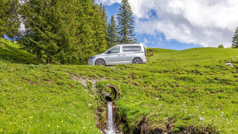 Caddy California roule sur un petit ruisseau