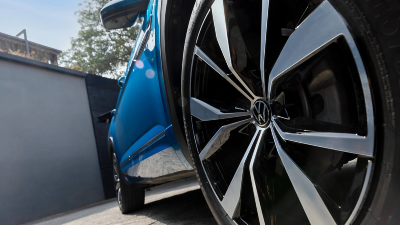 Rines y llantas de auto nuevo de Volkswagen en color azul.