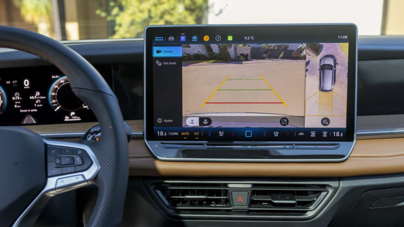 Pantalla de Nuevo Tiguan 2025 muestra cámara de visión trasera para estacionarse mejor.