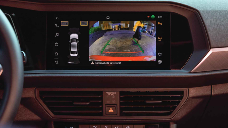 Pantalla del interior de camioneta SUV de Volkswagen, con vista a la cámara de visión trasera.