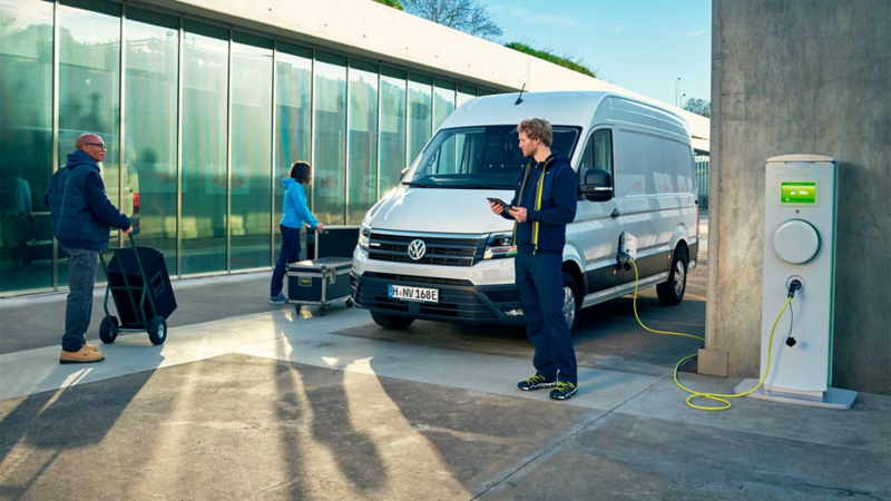 Vehículo comercial E-Crafter de Volkswagen es recargado en una estación con batería eléctrica.