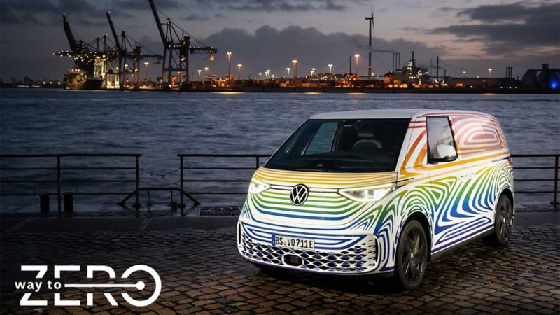 ID. Buzz, combi electrica de Volkswagen. Vehículo de transporte en color blanco con diseños multicolor en un muelle.