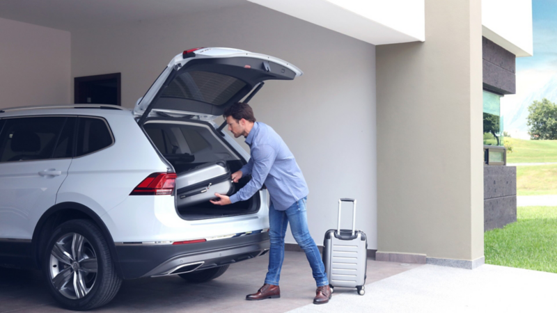 Hombre revisando en camioneta los puntos más importantes a revisar antes de salir a carretera