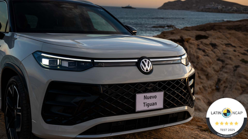 Cofre de Tiguan 2026 con parrilla renovada y logo VW iluminado.