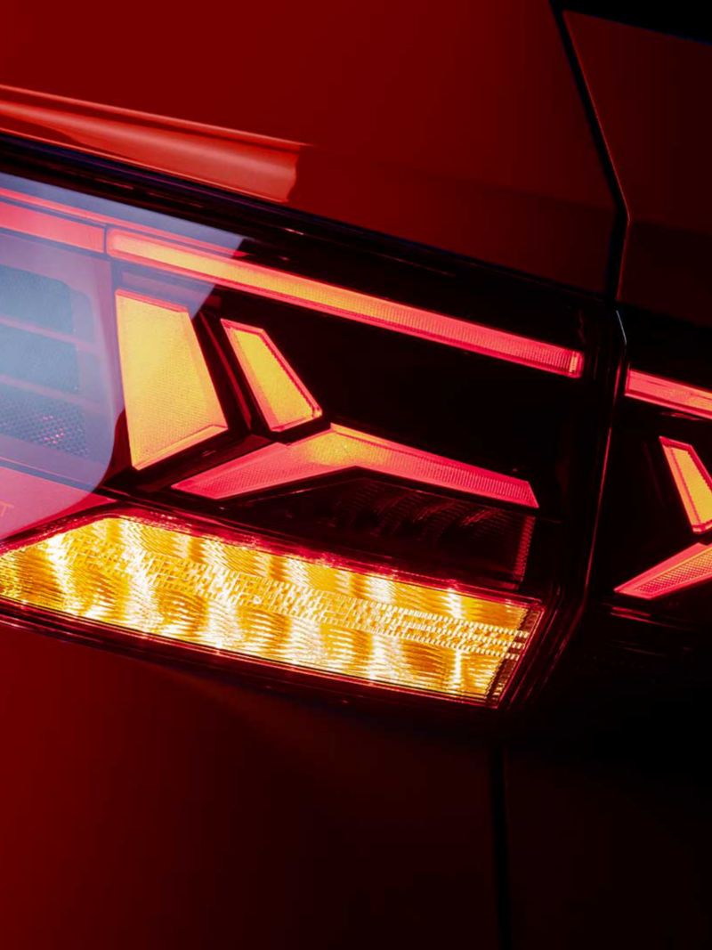 Luces traseras de SUV Taos 2022 en exterior color rojo.