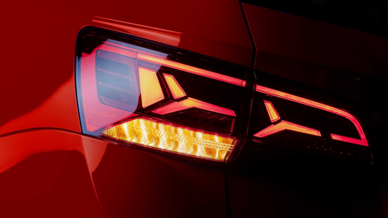 Luces traseras de SUV Taos 2022 en exterior color rojo.
