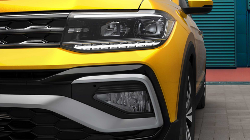 Fatos delanteros de camioneta SUV Nuevo T Cross en color amarillo.