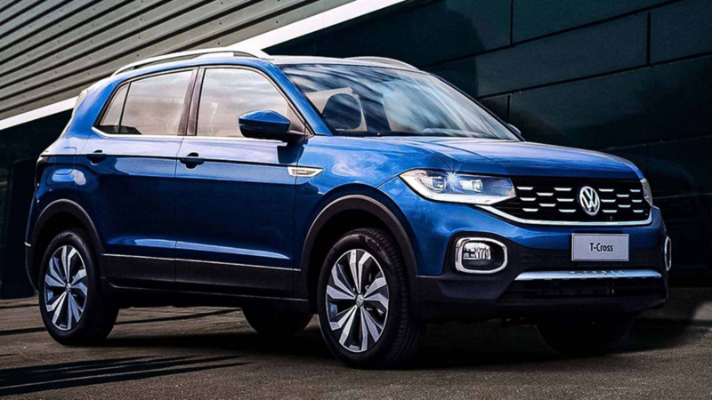 T Cross 2022 – Camioneta SUV de Volkswagen en color azul estacionada afuera de un edificio. 