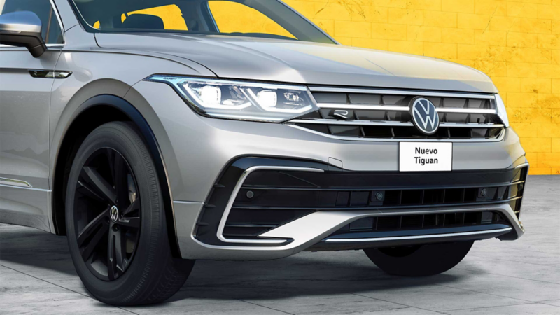 Nuevo Tiguan 2022 - Vista de cofre color gris con parrilla iluminada en LED. 