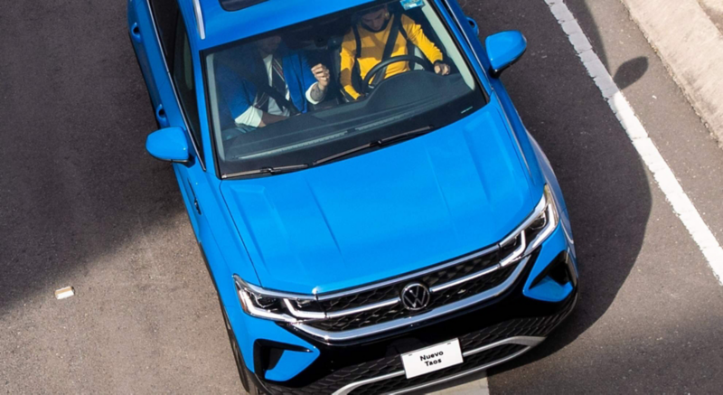 Imagen cenital de Nuevo Taos SUV de Volkswagen en color azul