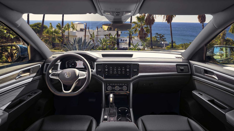 Interior de Tiguan 2022, con volante multifunciones, panel de Climatronic, palanca y pantalla touch.
