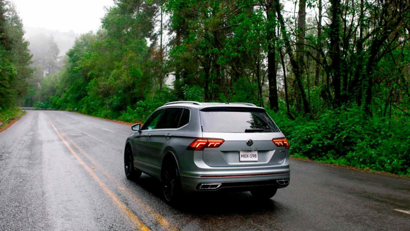 Camioneta 2023 Tiguan de Volkswagen. SUV familiar atraviesa carretera boscosa.