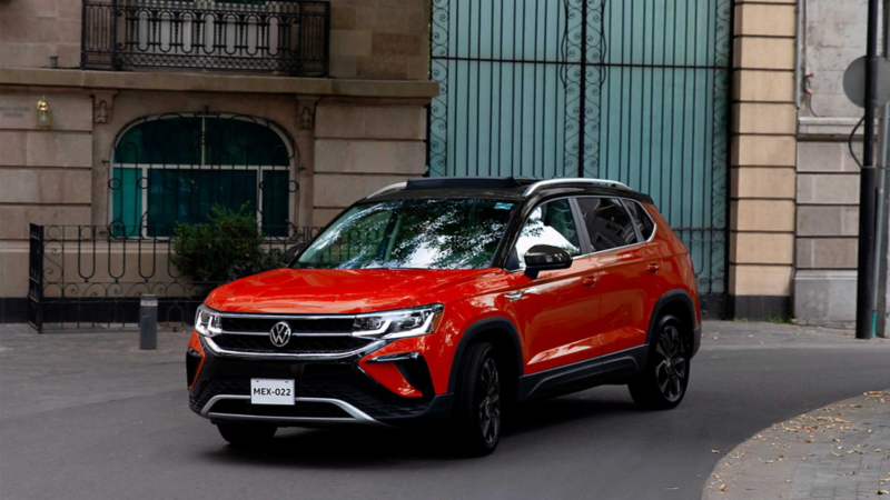 Taos 2022 - Camioneta SUV en color rojo con techo negro, disponible en la versión Highline.