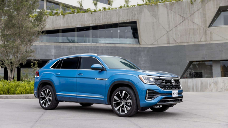 Camioneta Cross Sport 2025 en 2025 a las afueras de un edificio moderno.