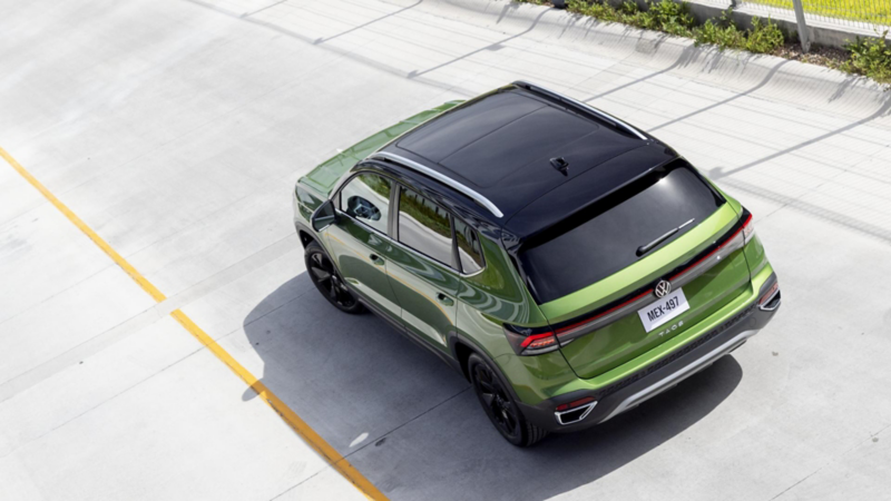 SUV Taos 2025 en color verde y techo negro, con elemento corredizo. 