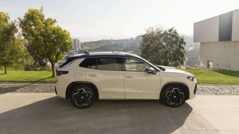 Nuevo Tiguan 2025, versión R-Line en color blanco dentro de un residencial.