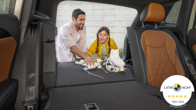 Padre e hija guardan patines en la cajuela de una Volkswagen Tiguan con asientos traseros abatidos.