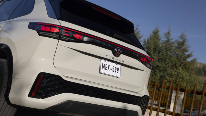 Camioneta SUV Tiguan 2026 de Volkswagen en color blanco. Vista de cajuela trasera. 