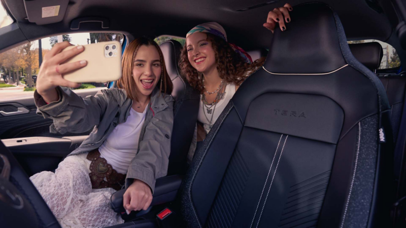 Dos mujeres toman selfie en asientos delanteros de Volkswagen Tera.