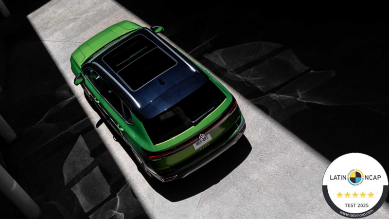 Techo de Taos 2026 con panorámico corredizo. Imagen de SUV con logo de Latin NCAP en la parte derecha. 