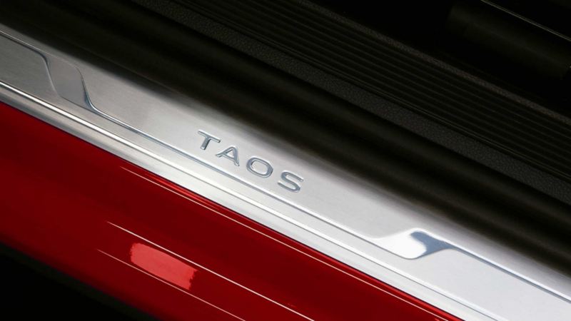 Accesorio de camioneta Taos 2022 con nombre de modelo de SUV Volkswagen.