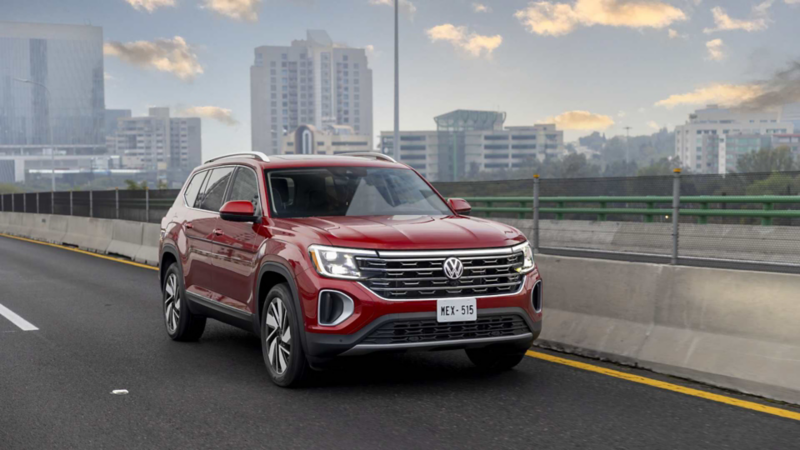 SUV de Volkswagen en color rojo transita en segundo piso de Periférico en CDMX.