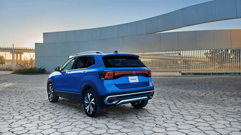 Taigun 2025. SUV para 5 pasajeros de Volkswagen, en color azul, a las afueras de un fraccionamiento.
