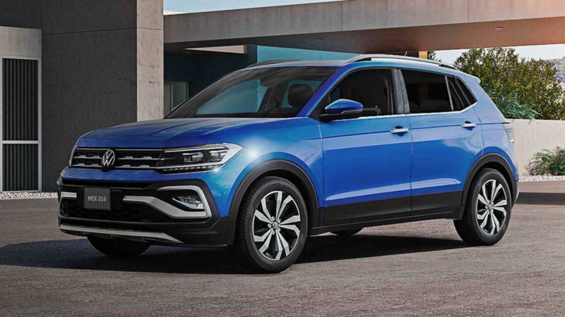 SUV Taigun 2023 en color azul estacionado frente a edificio moderno. 