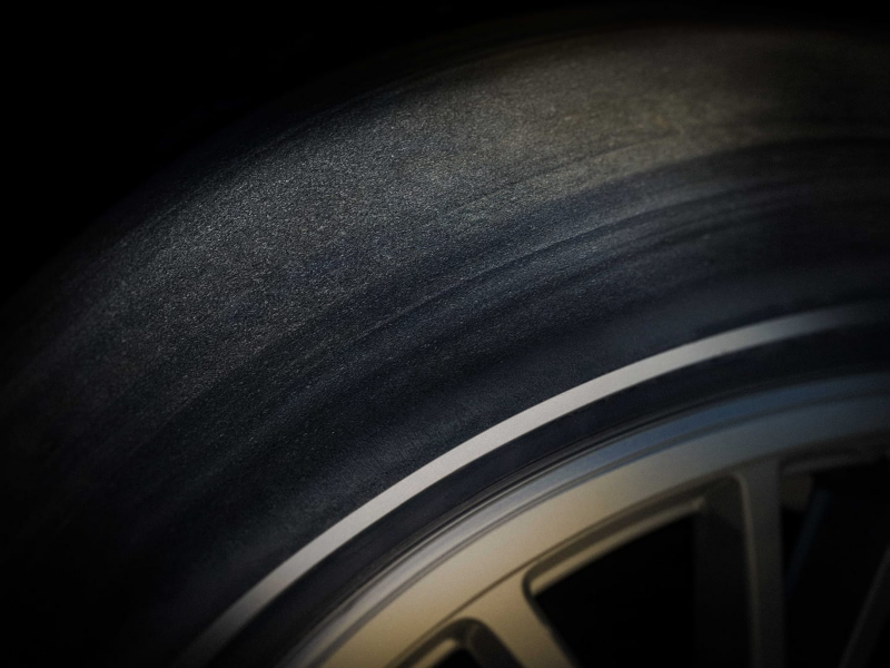 Detalle de un neumático y una llanta de Volkswagen